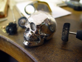 “Memento Mori“, Totenschädel aus Sterlingsilber, in Wachs modelliert, gegossen und montiert, Kundenauftrag