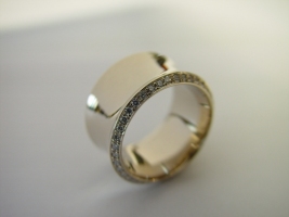 Ring, 750/- Weißgold, Hohlkehle, Rand mit Brillanten ausgefasst