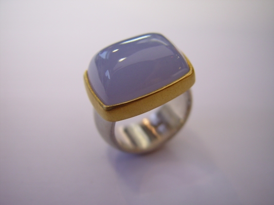 Ag Ring mit Chalcedon 750 Gold